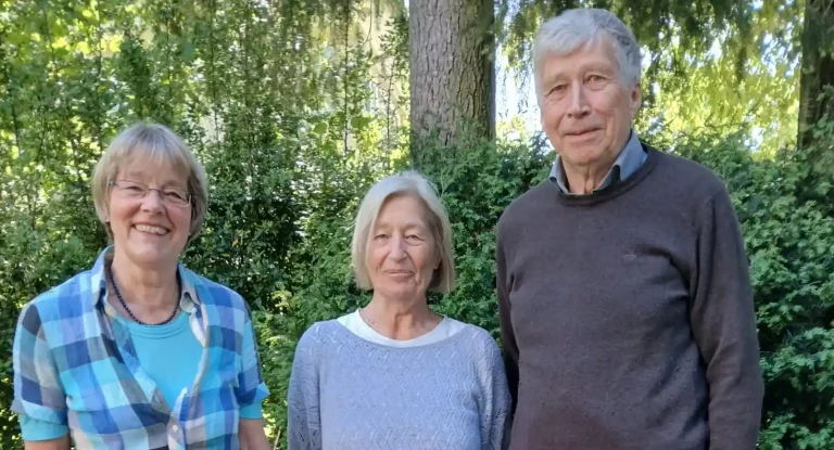 Drei Mitglieder des Vorstands des Darmstädter Bündnisses gegen Depression vor grünem Hintergrund