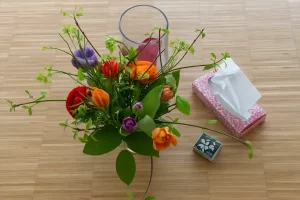 Blumenstrauß mit Taschentüchern – Symbolbild für Angehörigengruppe bei Depression