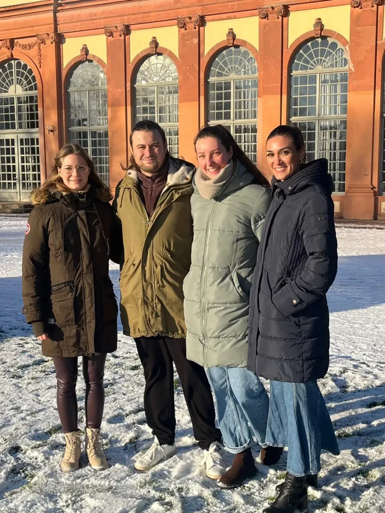 Das vierköpfige Referenten-Team des Präventionsprogramms BRAVE-Talk vom Darmstädter Bündnis gegen Depression im Schnee.