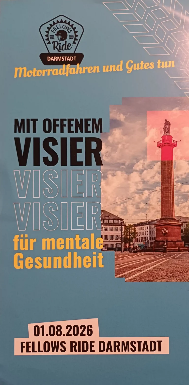 Ein Plakat für den Fellows Ride Darmstadt am 01.08.2026. Darauf steht "Mit offenem Visier für mentale Gesundheit" und "Motorradfahren und Gutes tun", im Hintergrund ist das Darmstädter Wahrzeichen, der Lange Ludwig auf dem Luisenplatz, zu sehen.