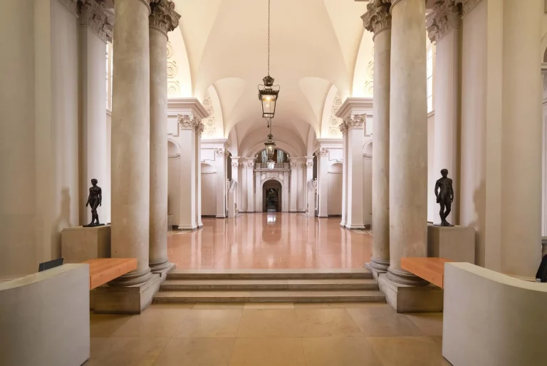 Blick in die helle, säulengesäumte Haupthalle des Hessischen Landesmuseums Darmstadt.